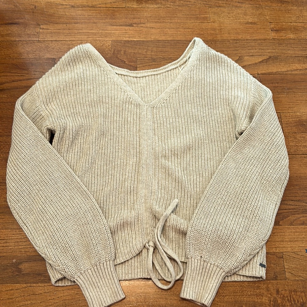 size medium long sleeve knitted hollister shirt.